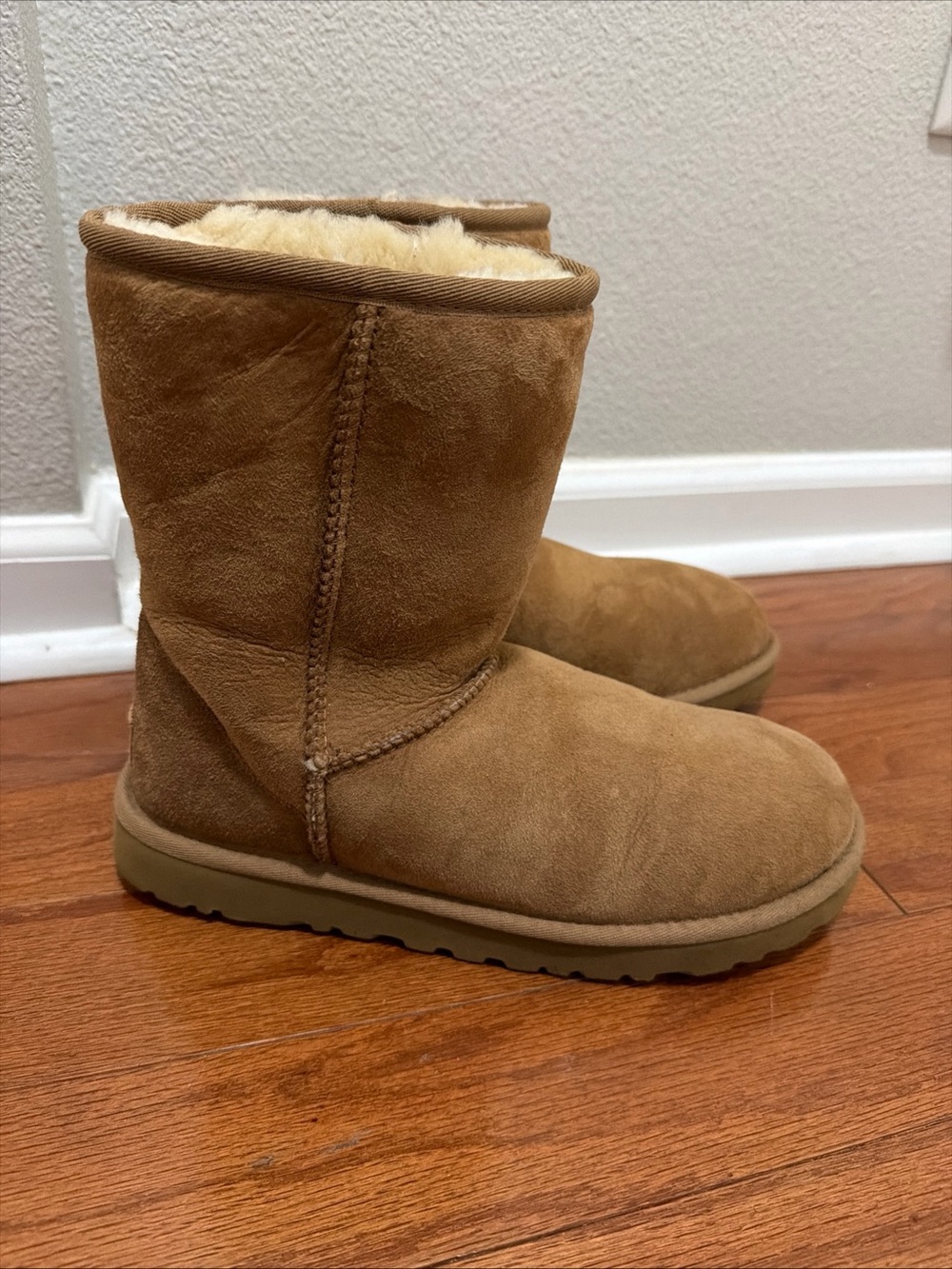 UGG Australia Classic Boots Women's Size 8 Brown Suede Sheepskin